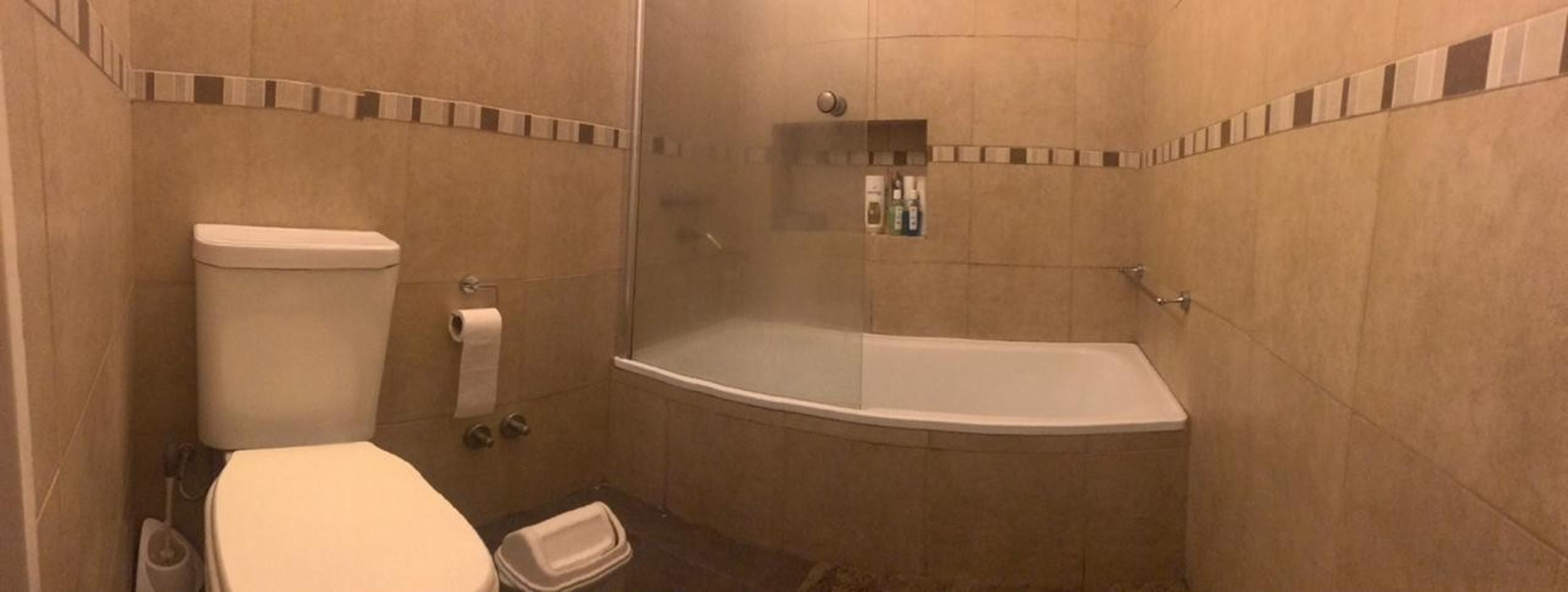 Excelente Chalet 5 Ambientes Con Gran Parque Y Pileta Fte. A Plaza — foto 11