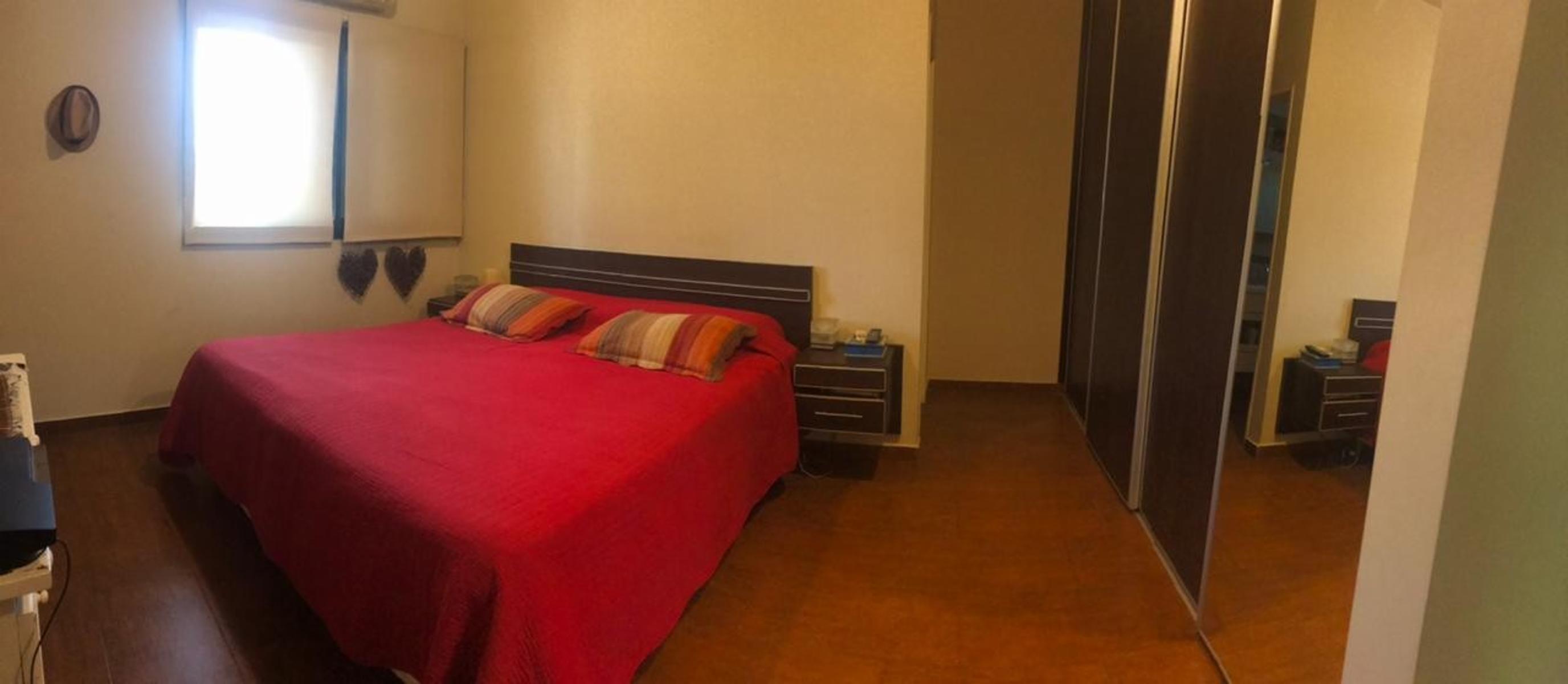 Excelente Chalet 5 Ambientes Con Gran Parque Y Pileta Fte. A Plaza — foto 12