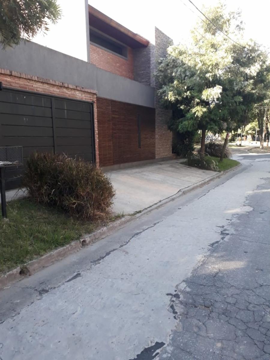 Excelente Chalet 5 Ambientes Con Gran Parque Y Pileta Fte. A Plaza — foto 13