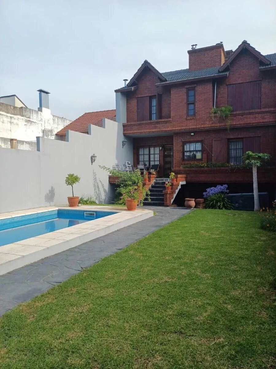 Chalet De Categoria 5 Amb. Con Piscina Y Quincho S/lote 40 Mts