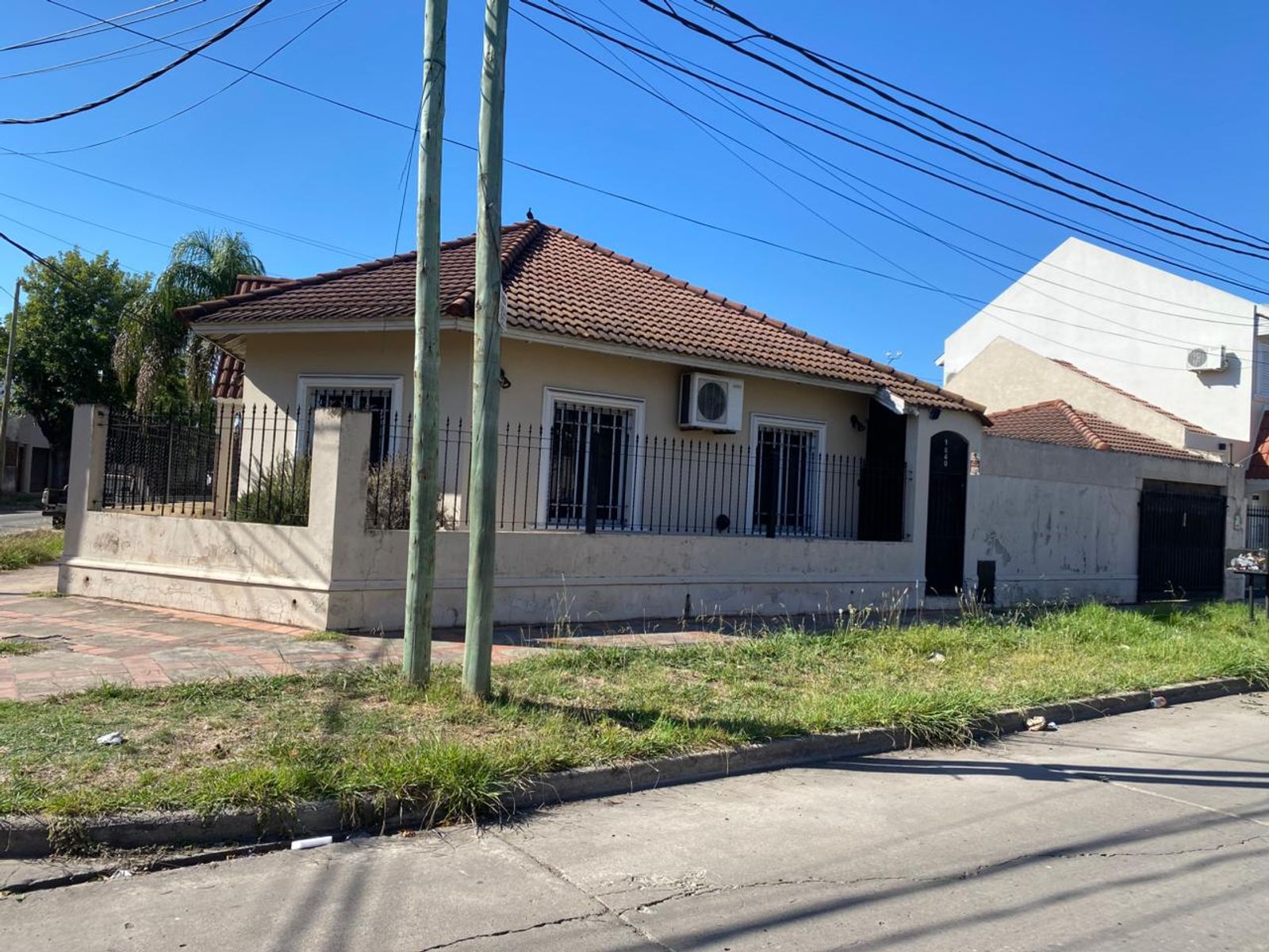 Chalet En Esquina 4 Ambientes Con Salida A 2 Calles....a 100 Mts. ParqueLineal Gaona