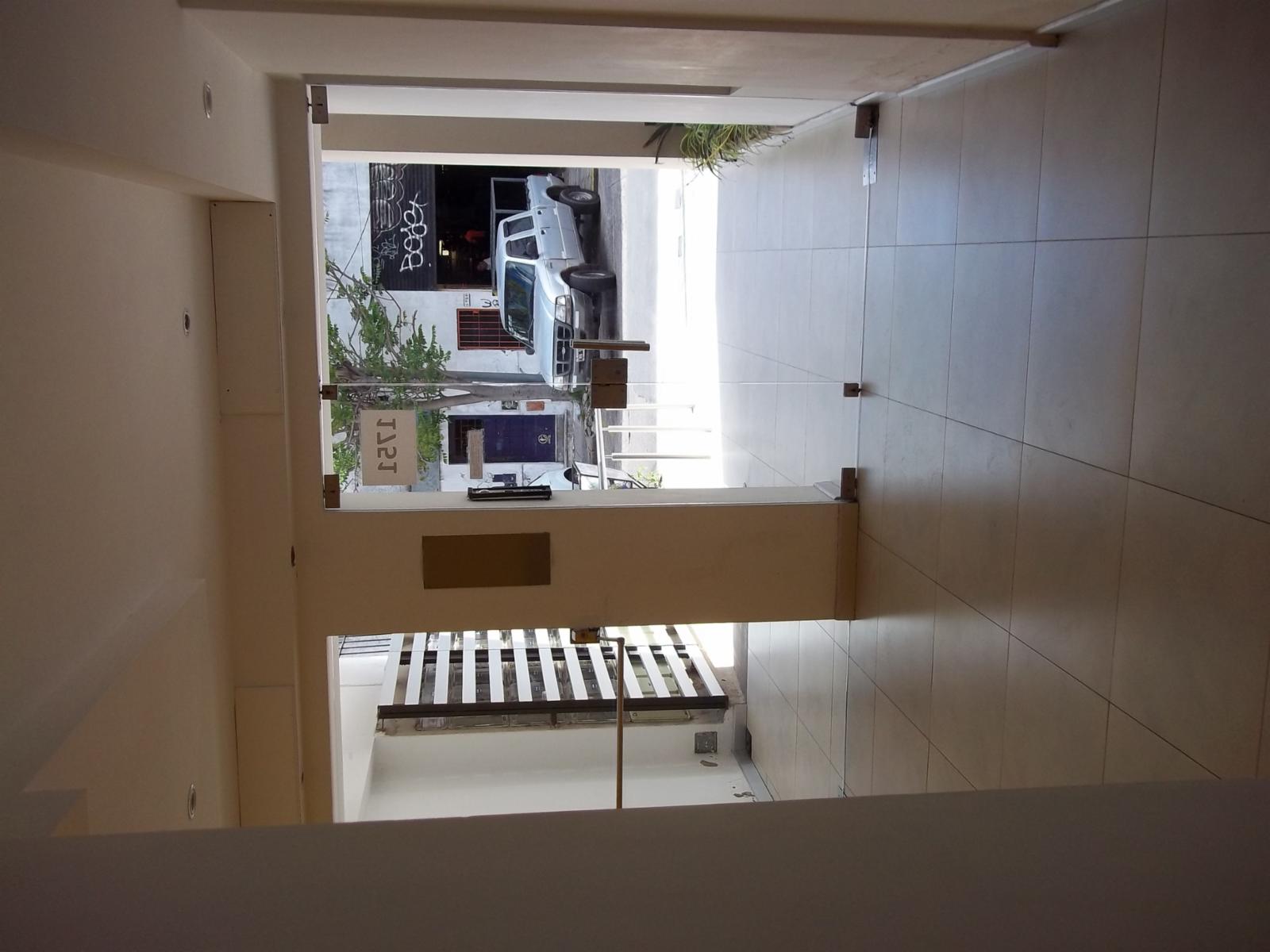 Edificio nuevo! 2 amb., 60 mts propios divisible en 3, con amplias fac! Apto credito bancos,.Posesion ya! balcon con parrilla propia, opcion cochera — foto 2