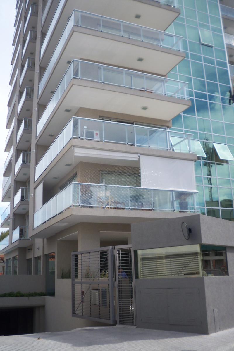 SAN iSIDRO COMO A ESTRENAR, excelente depto en edificio con aminities, piscina, gimnasio equipado a full, sauna, piscina climatizada. COCHERA FIJA. faciledades directas, TOMO PROPIEDAD EN PAGO.