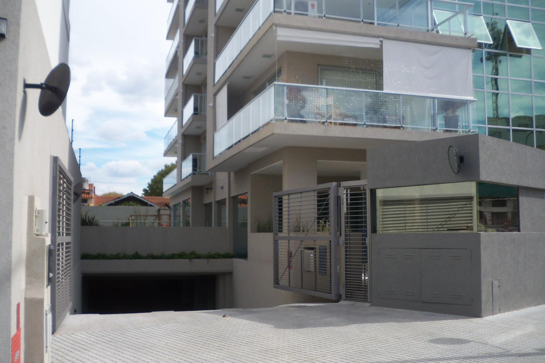 SAN iSIDRO COMO A ESTRENAR, excelente depto en edificio con aminities, piscina, gimnasio equipado a full, sauna, piscina climatizada. COCHERA FIJA. faciledades directas, TOMO PROPIEDAD EN PAGO. — foto 2