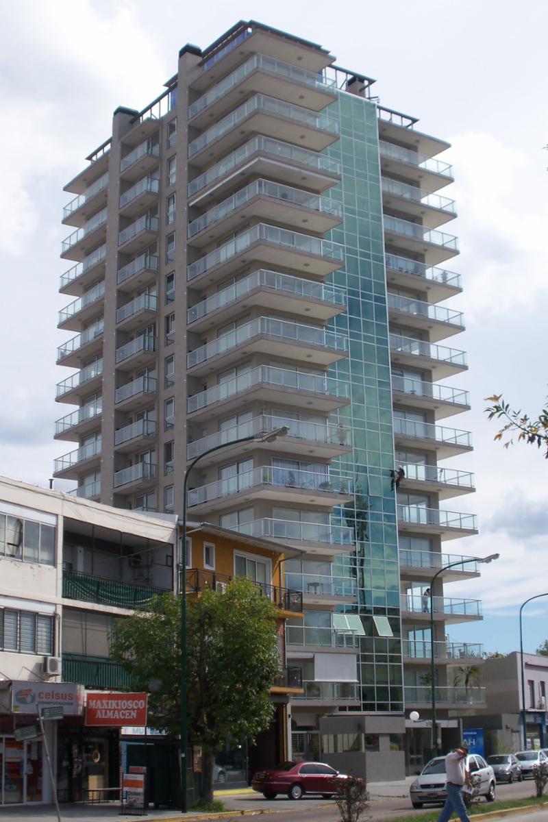 SAN iSIDRO COMO A ESTRENAR, excelente depto en edificio con aminities, piscina, gimnasio equipado a full, sauna, piscina climatizada. COCHERA FIJA. faciledades directas, TOMO PROPIEDAD EN PAGO. — foto 3