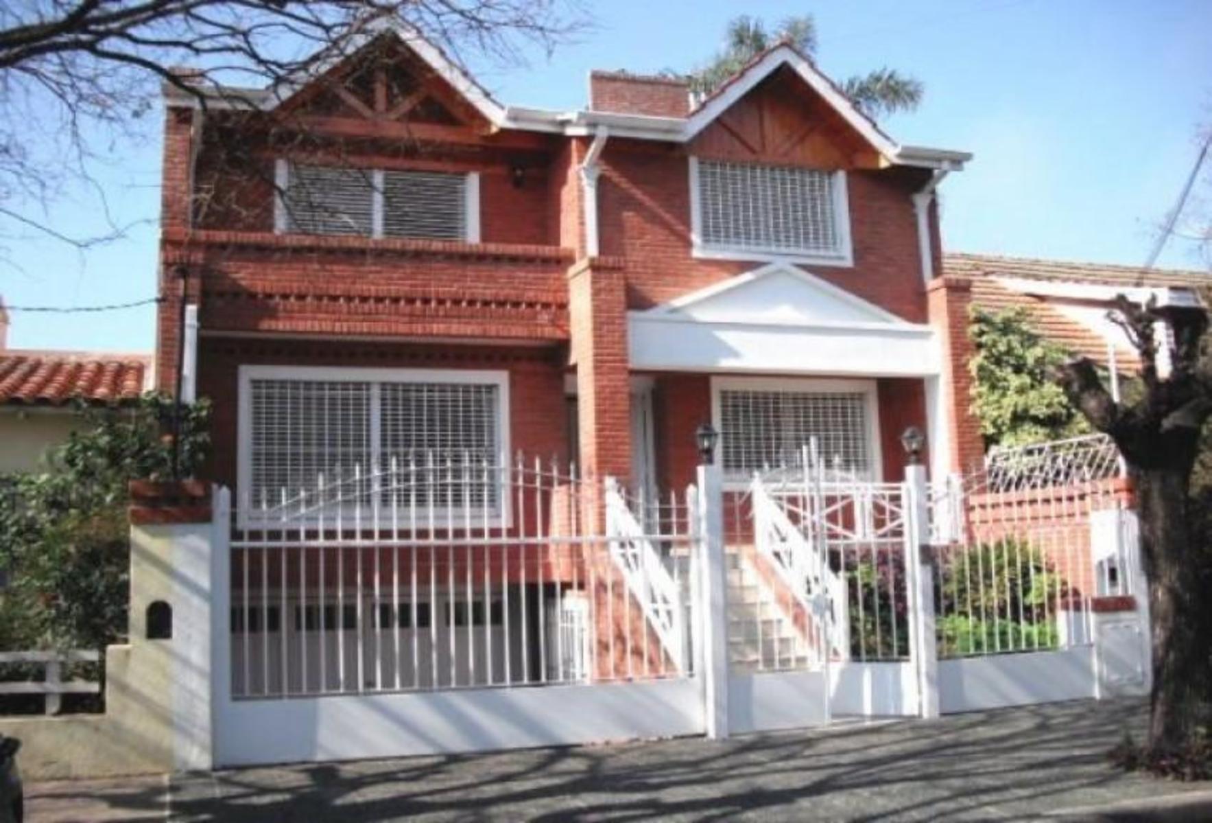 Acassuso vías a Av. Libertador chalet de excelentes terminaciones como a estrenar - 1