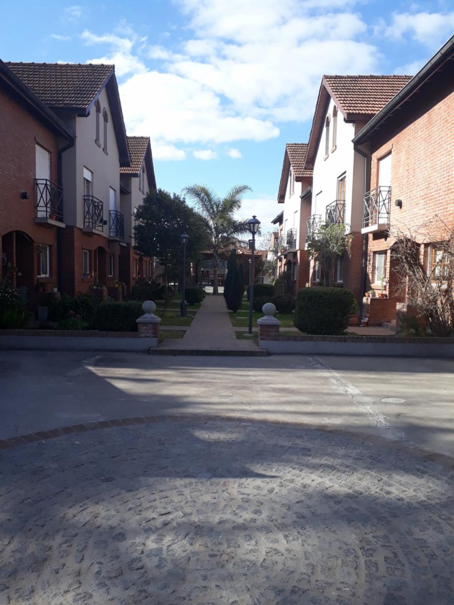 Impecable Triplex En Barrio Cerrado — foto 2