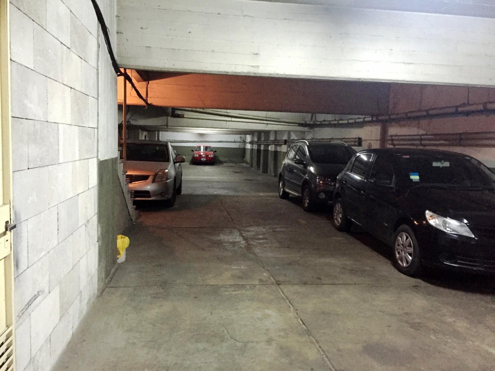 Piso en lo mejor de Ramos Mejía, sobre Av de Mayo. 4 Ambientes con dependencia. Cochera 200 m2