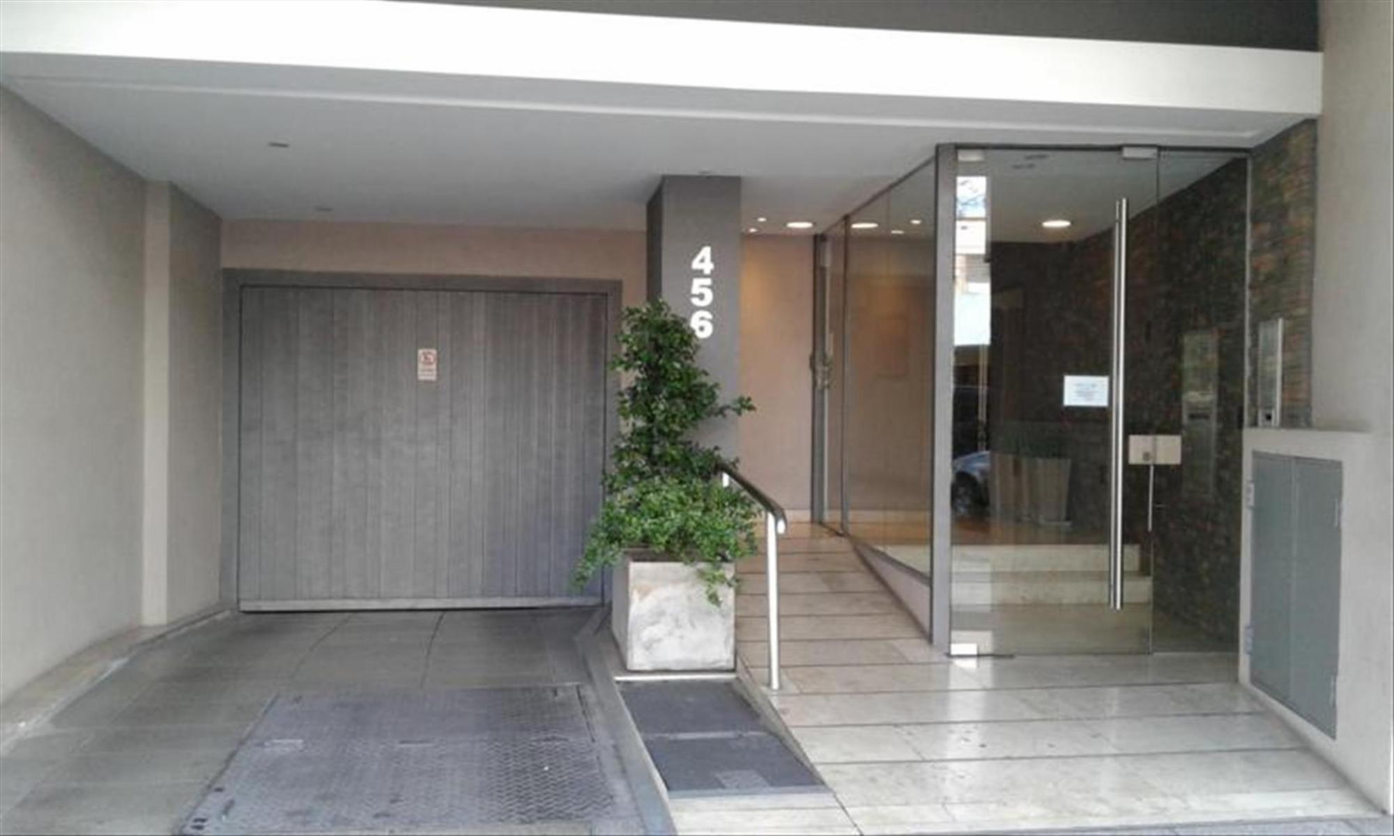 Piso en lo mejor de Ramos Mejía, sobre Av de Mayo. 4 Ambientes con dependencia. Cochera 200 m2 — foto 5