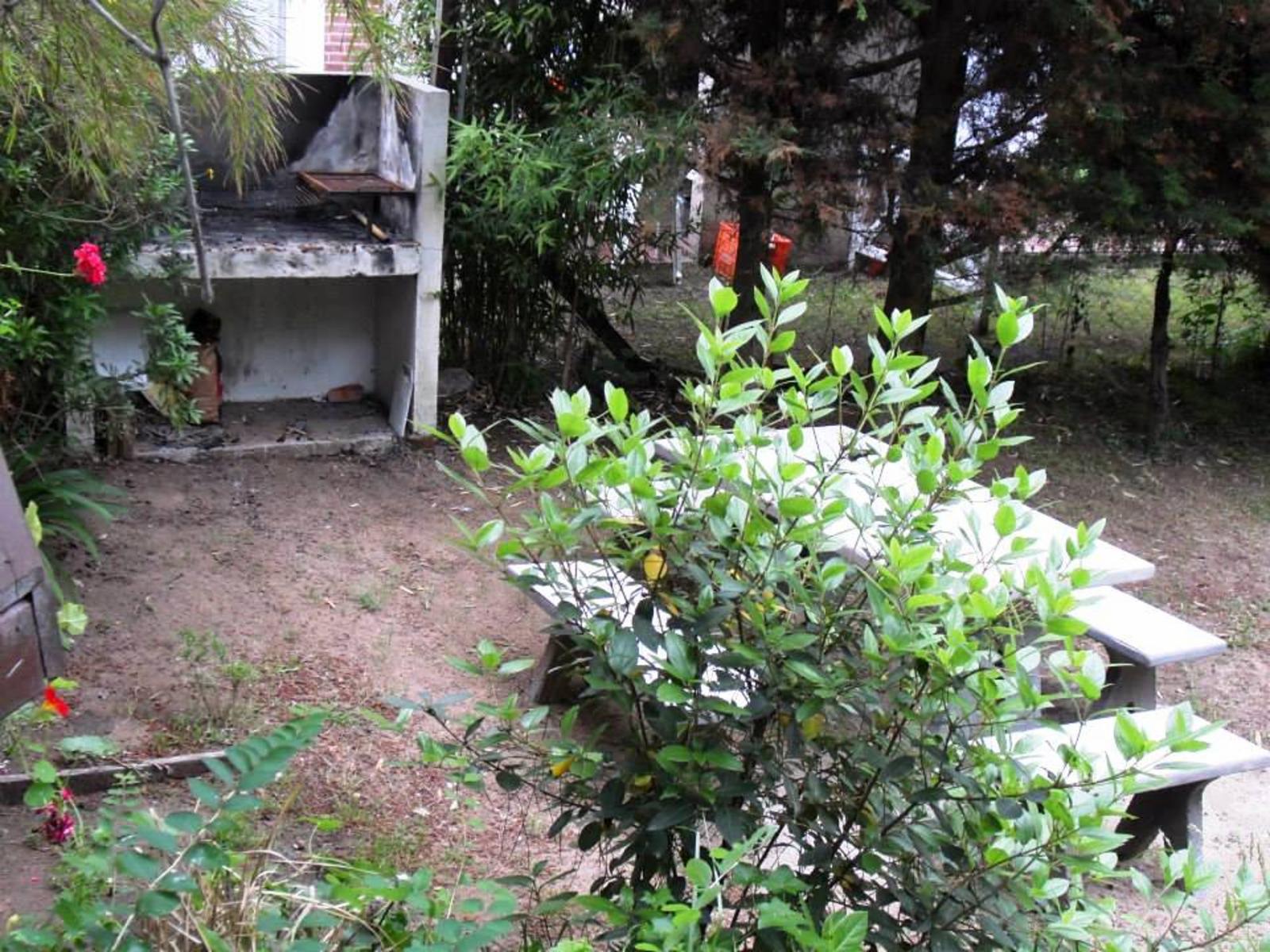 Pinamar, casa sobre lote de 450 m2 Living comedor, 3 Dormitorios, Cocina, 2 Baños, Jacuzzi, Parque y Parrilla. — foto 11
