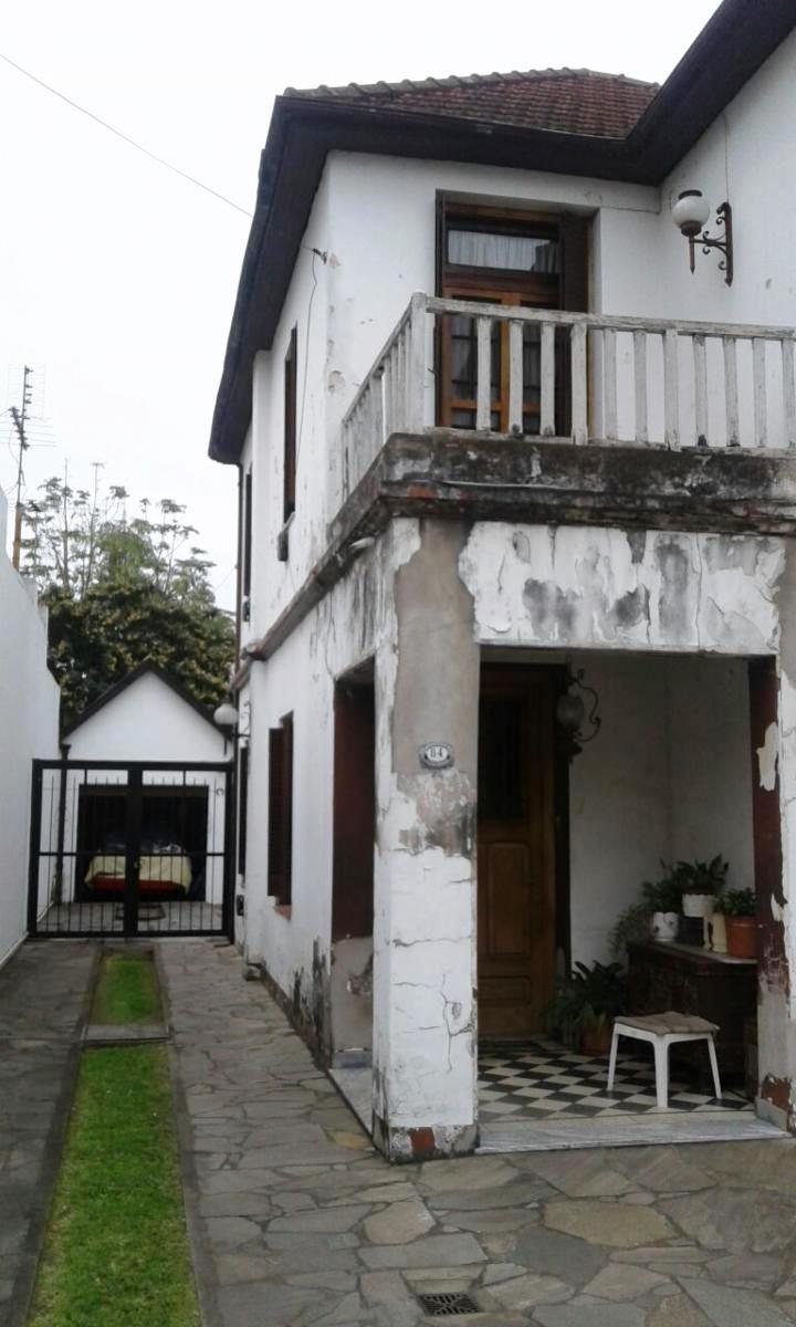 Excelente casa de estilo Inglés en Haedo Muy buena ubicación. A metros de AV Rivadavia, Cercana a la estación y a la Plaza. Lote propio de 8,66 x 37. — foto 2