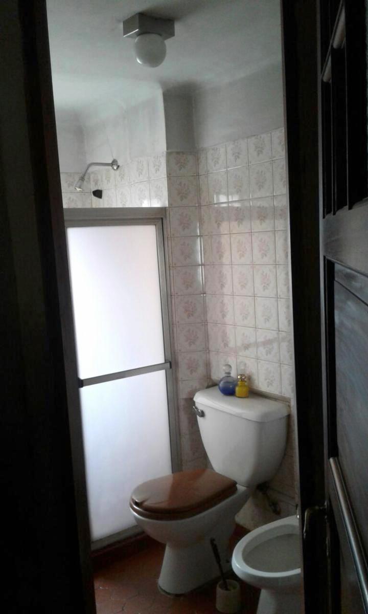 Excelente casa de estilo Inglés en Haedo Muy buena ubicación. A metros de AV Rivadavia, Cercana a la estación y a la Plaza. Lote propio de 8,66 x 37. — foto 4