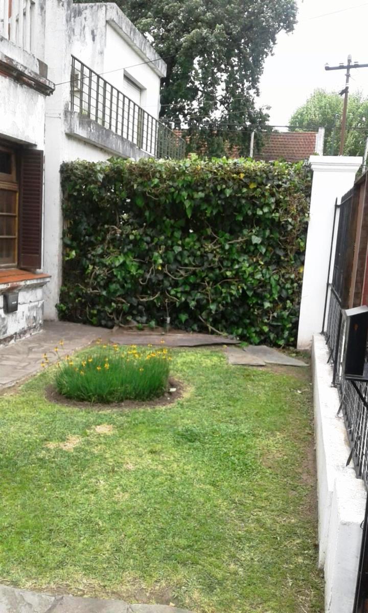 Excelente casa de estilo Inglés en Haedo Muy buena ubicación. A metros de AV Rivadavia, Cercana a la estación y a la Plaza. Lote propio de 8,66 x 37. — foto 5