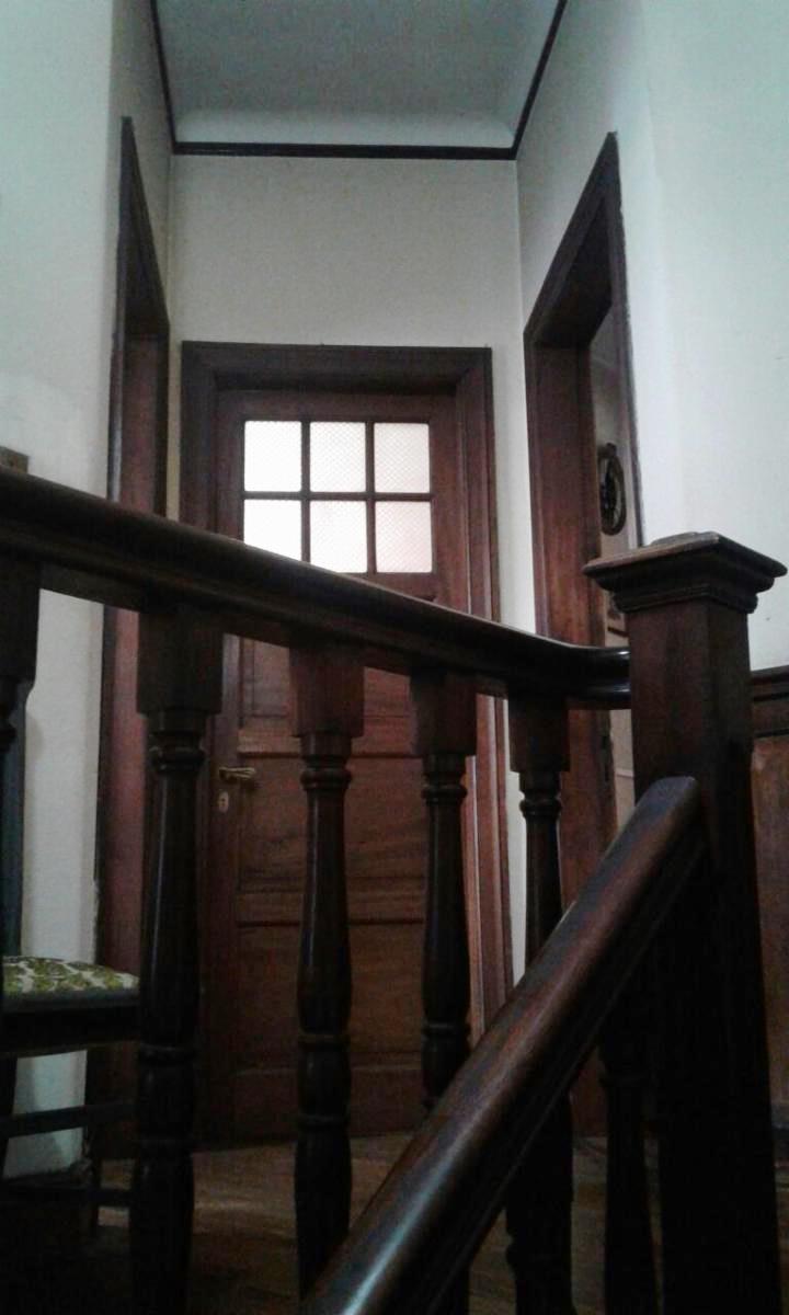 Excelente casa de estilo Inglés en Haedo Muy buena ubicación. A metros de AV Rivadavia, Cercana a la estación y a la Plaza. Lote propio de 8,66 x 37. — foto 9