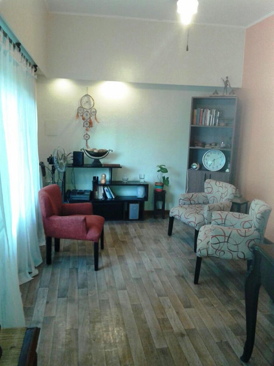 Excelente casa de 5 ambientes en 2 plantas jardin cocheras para varios autos — foto 2
