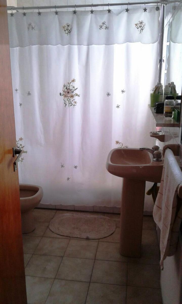 Excelente casa de 5 ambientes en 2 plantas jardin cocheras para varios autos — foto 15