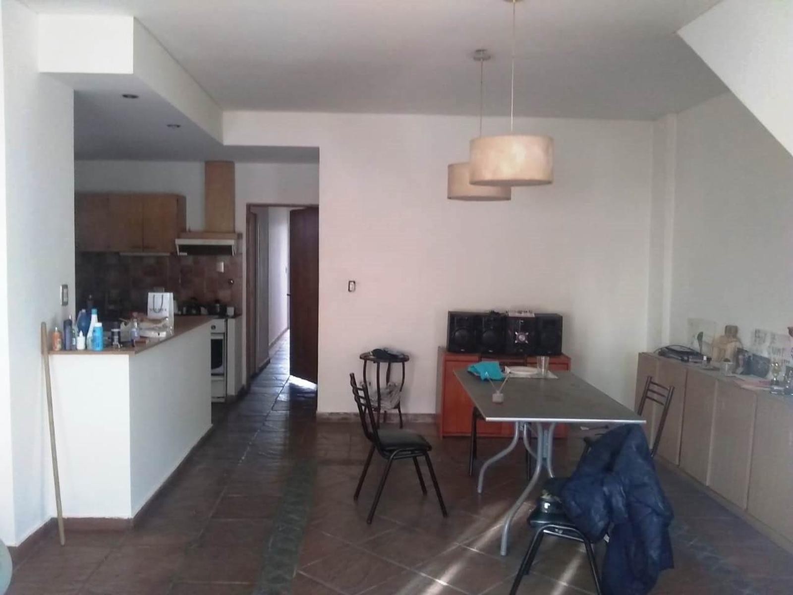 Excelente PH al frente Entrada independiente Cochera doble, 4 Ambientes Patio — foto 6