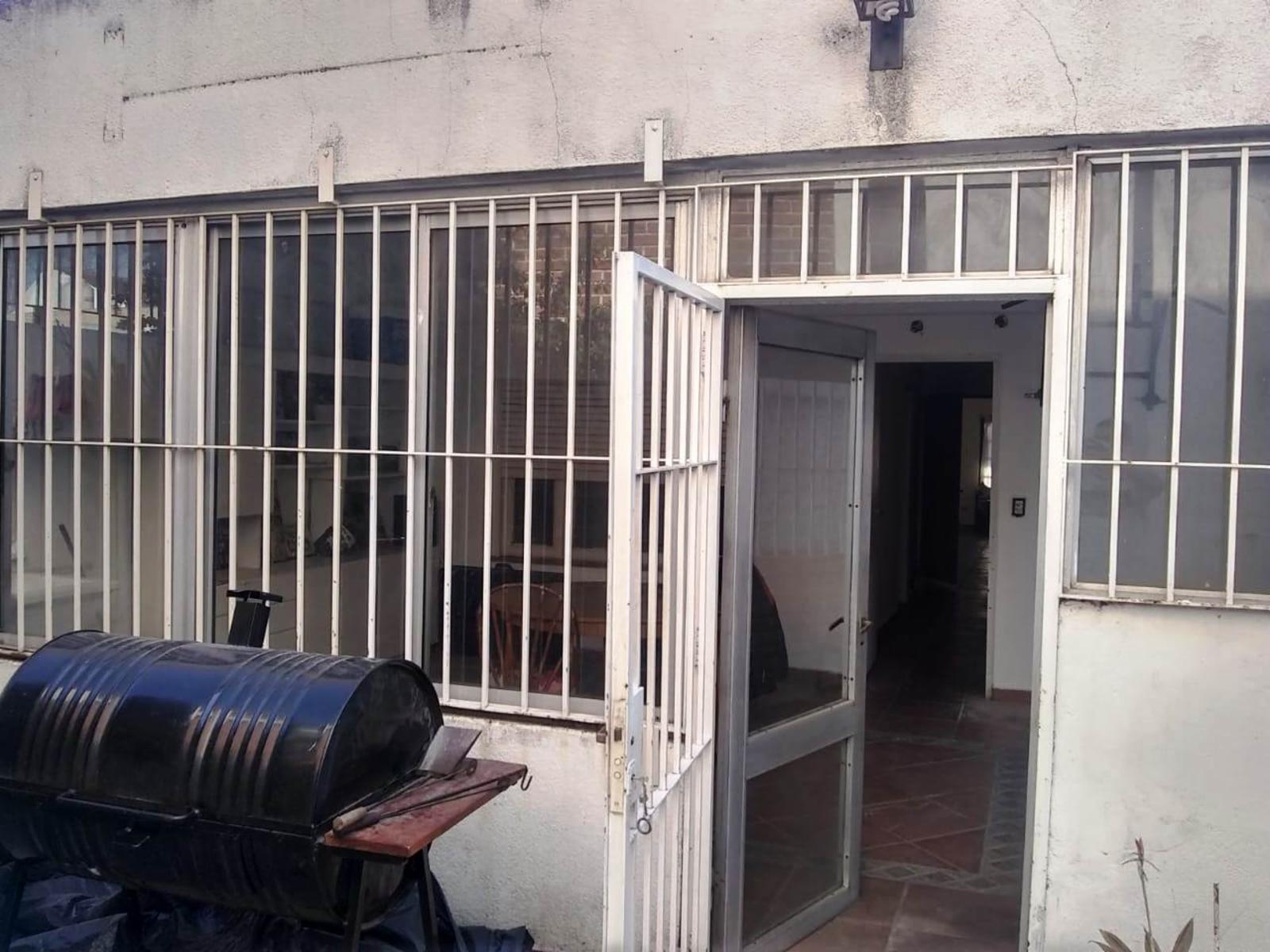 Excelente PH al frente Entrada independiente Cochera doble, 4 Ambientes Patio — foto 14