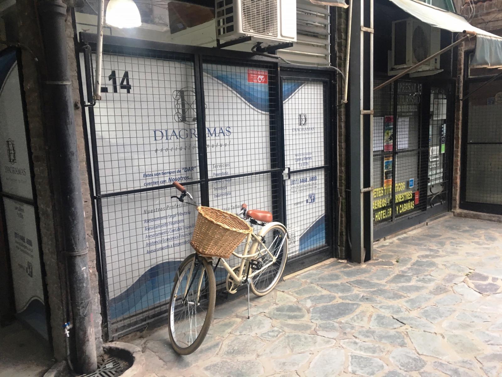 Local en galería Haedo centro, con entrepiso. Bajas expensas.