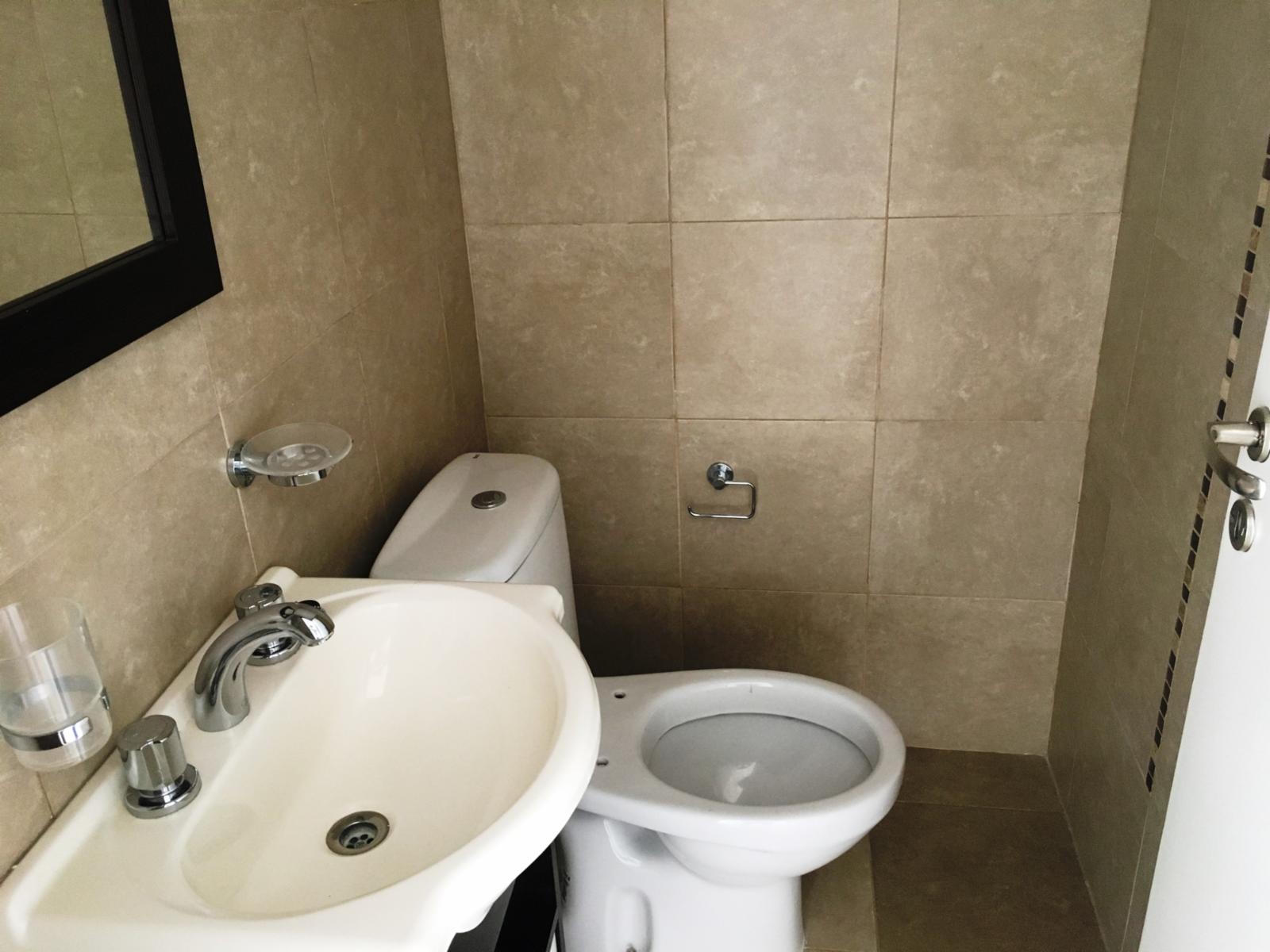 Excelente 2 ambientes nuevo, al frente, balcón, 2 baños. — foto 3