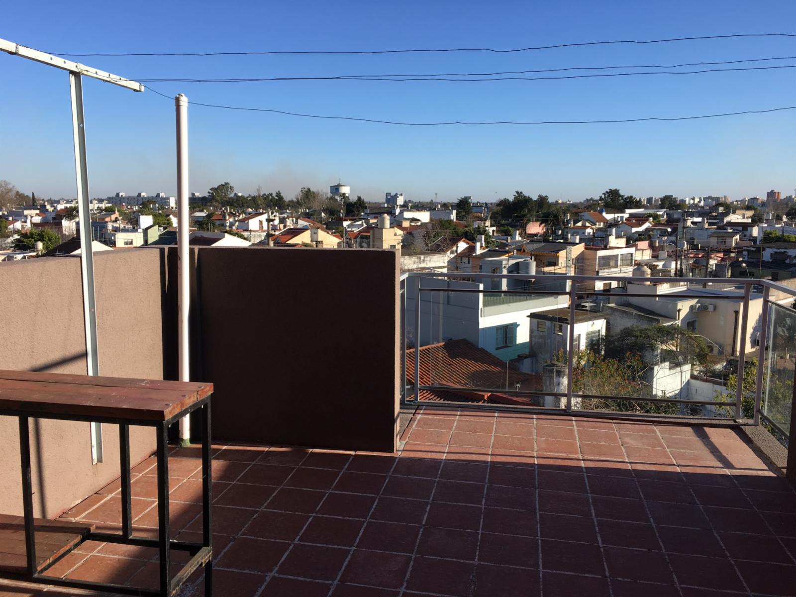 2 Ambientes nuevo, con cochera y balcon al frente. Edificio con parrilla. Ideal renta — foto 2