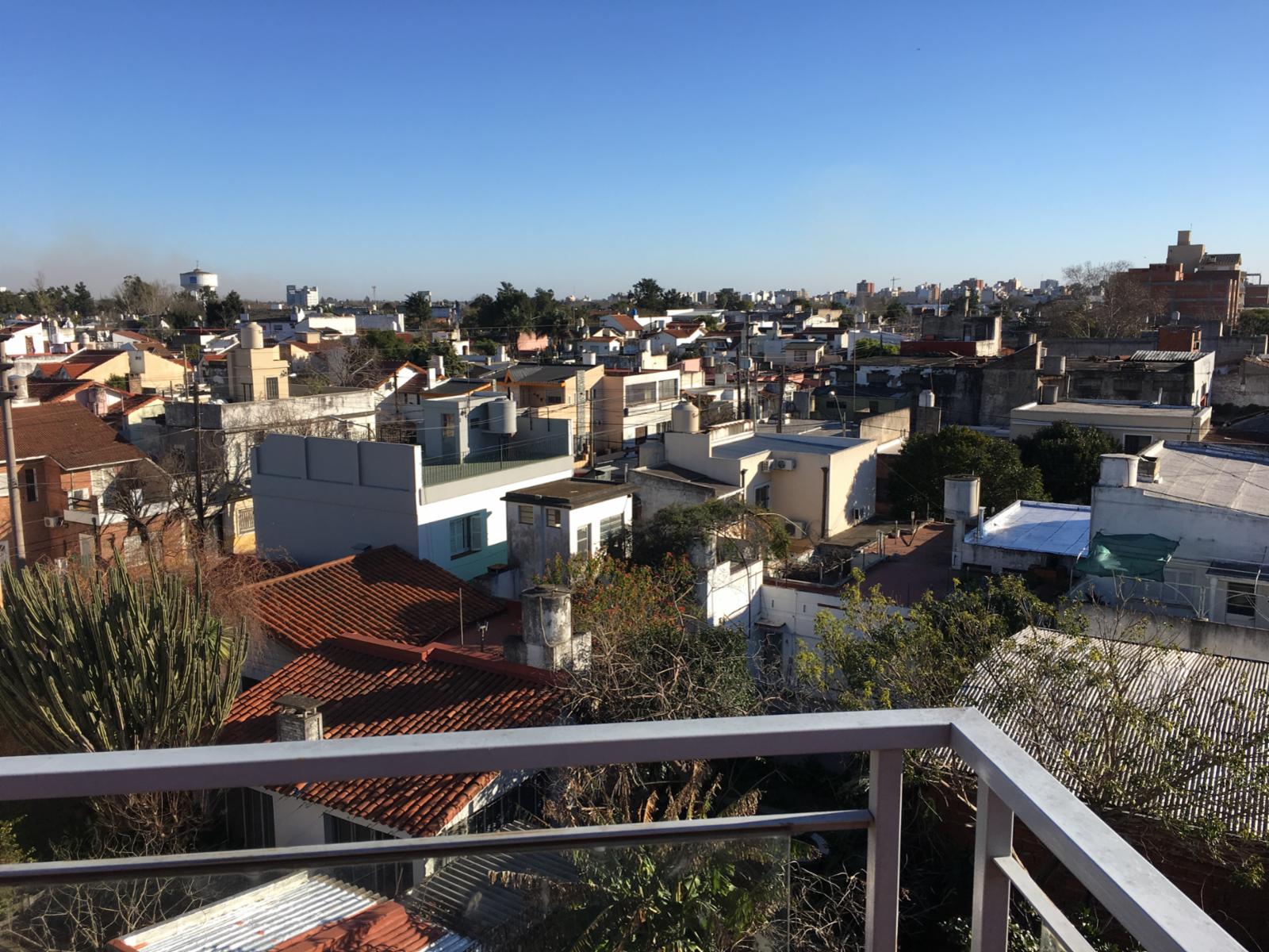 2 Ambientes nuevo, con cochera y balcon al frente. Edificio con parrilla. Ideal renta — foto 3