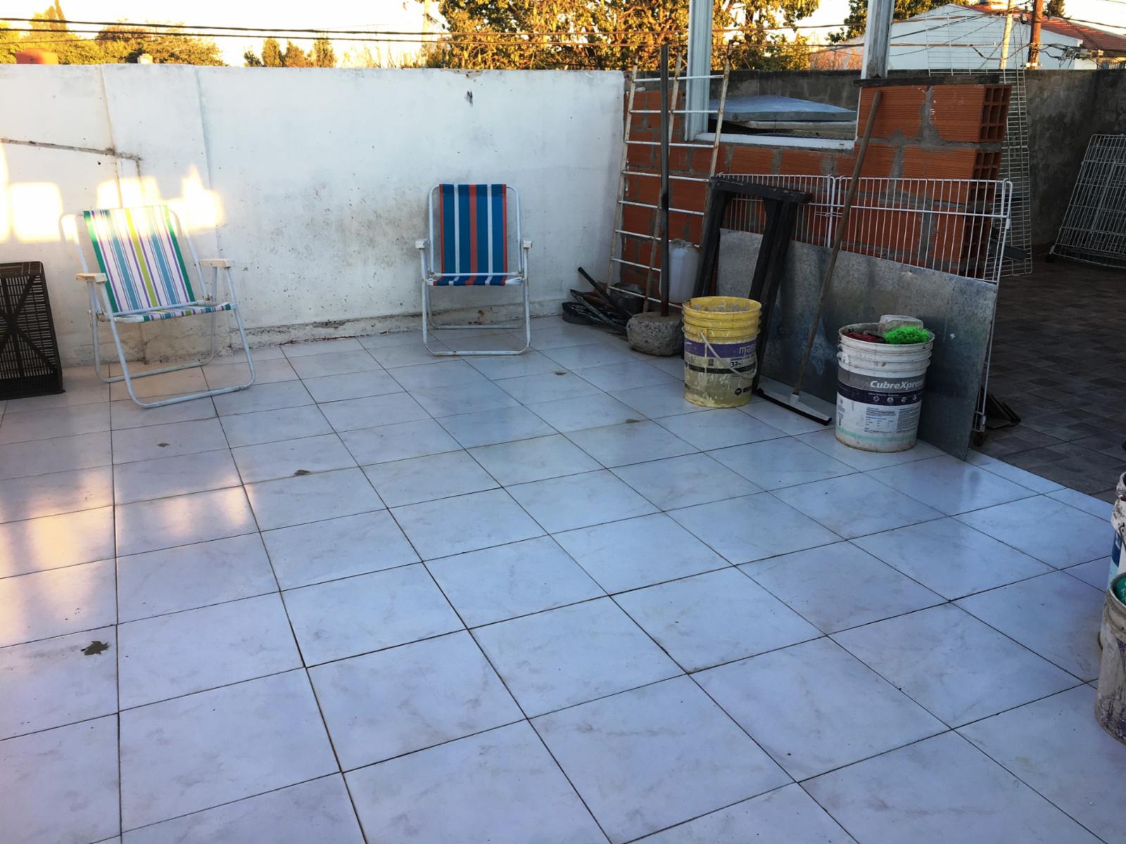 casa tipo PH al frente entrada independiente. 2 dormitorios patio cochera o local terraza Dos en el lote. — foto 8