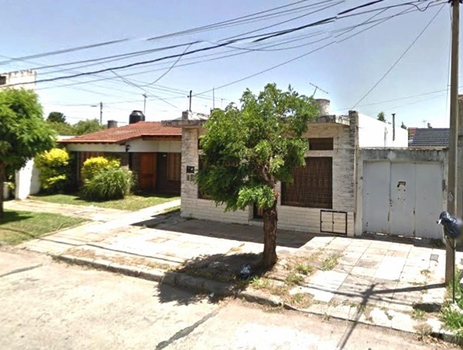 Casa PH al contrafrente, 3 ambientes, patio jardín y cochera. Todo a nuevo