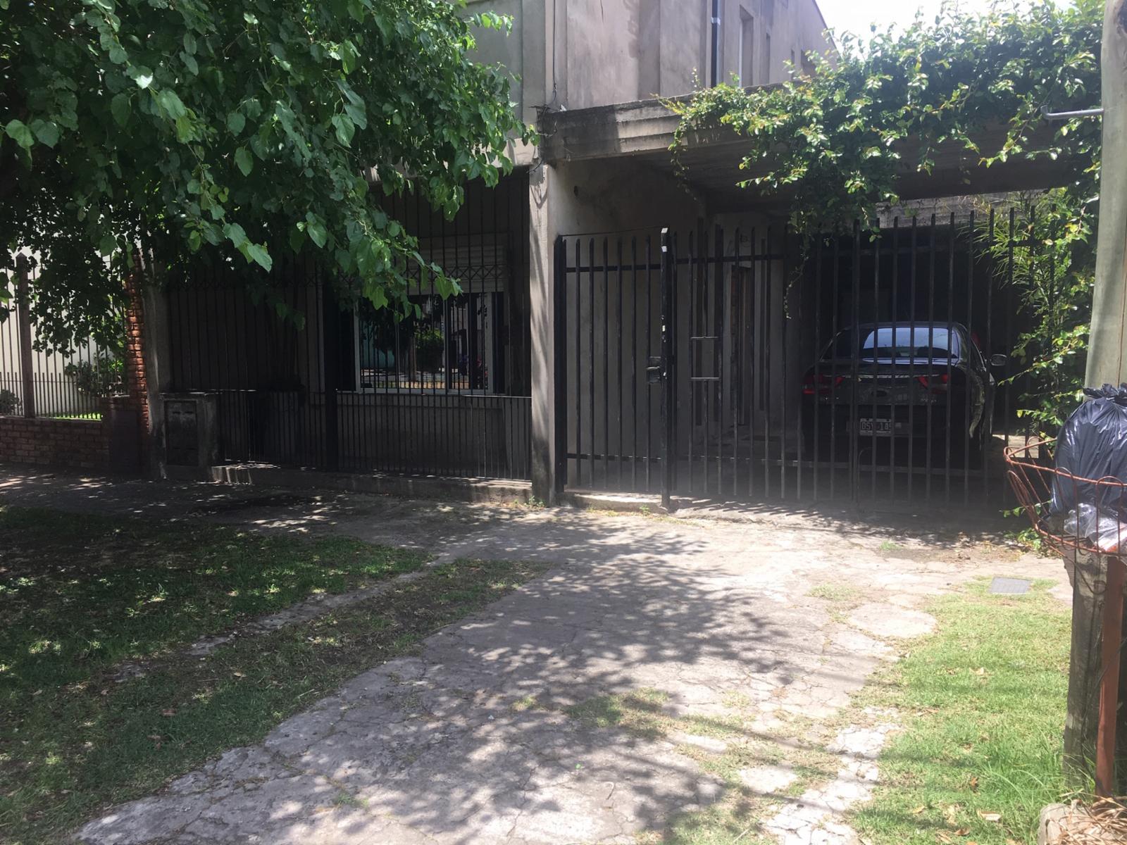Gran casa sobre lote propio de 8.66 x 45, cochera 2 autos, pileta y quincho — foto 2
