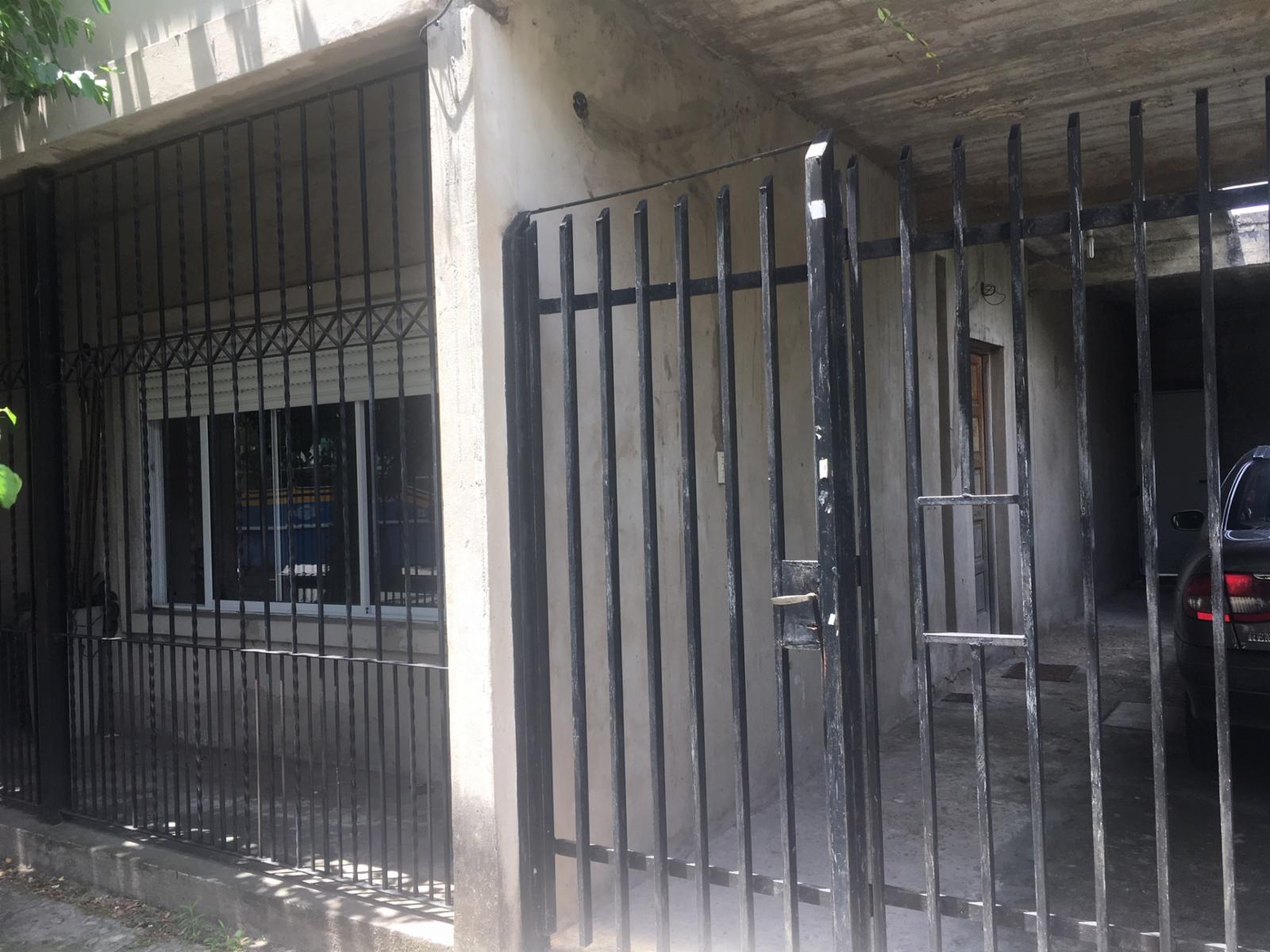 Gran casa sobre lote propio de 8.66 x 45, cochera 2 autos, pileta y quincho — foto 3