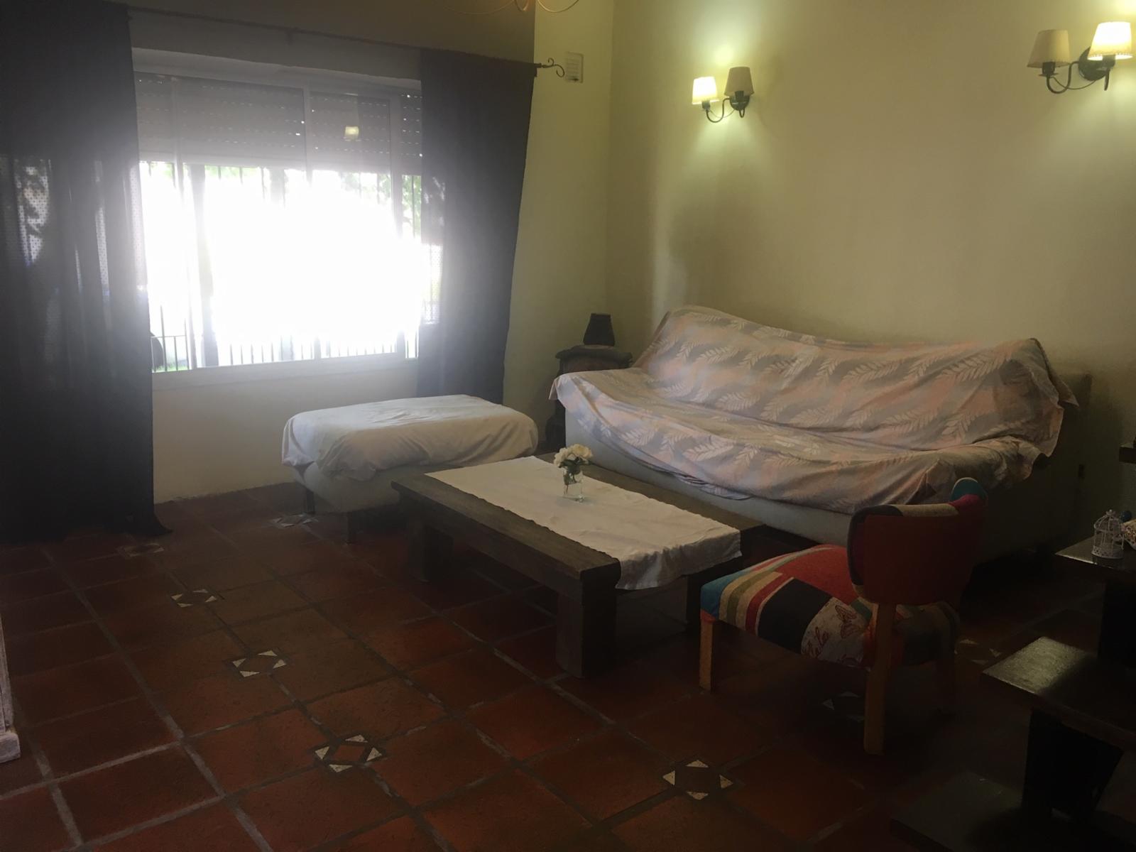 Gran casa sobre lote propio de 8.66 x 45, cochera 2 autos, pileta y quincho — foto 6
