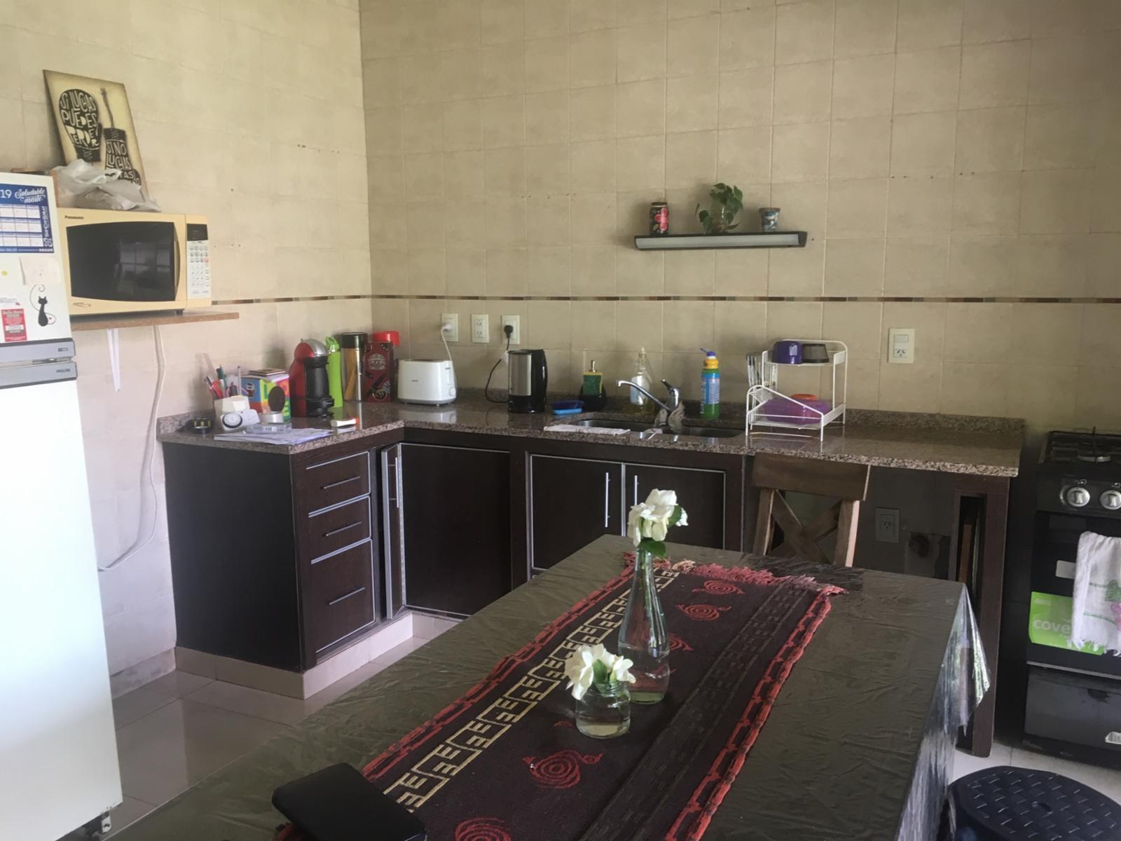 Gran casa sobre lote propio de 8.66 x 45, cochera 2 autos, pileta y quincho — foto 12
