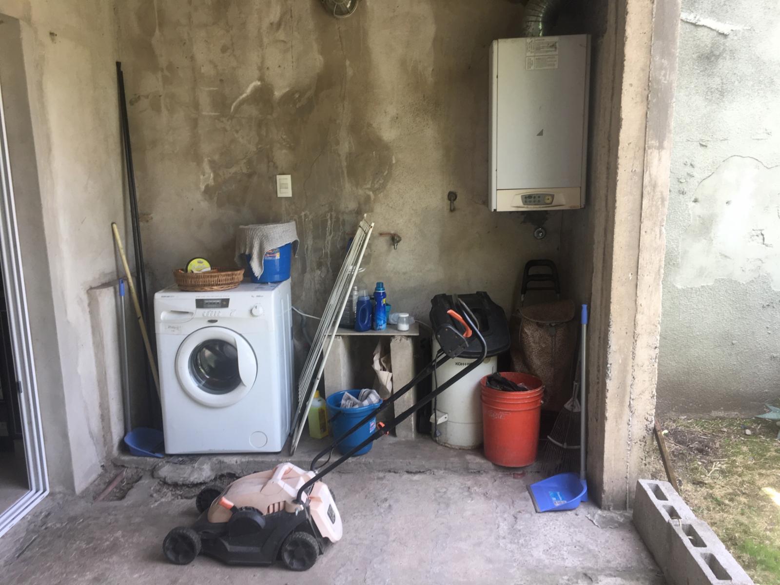 Gran casa sobre lote propio de 8.66 x 45, cochera 2 autos, pileta y quincho — foto 14