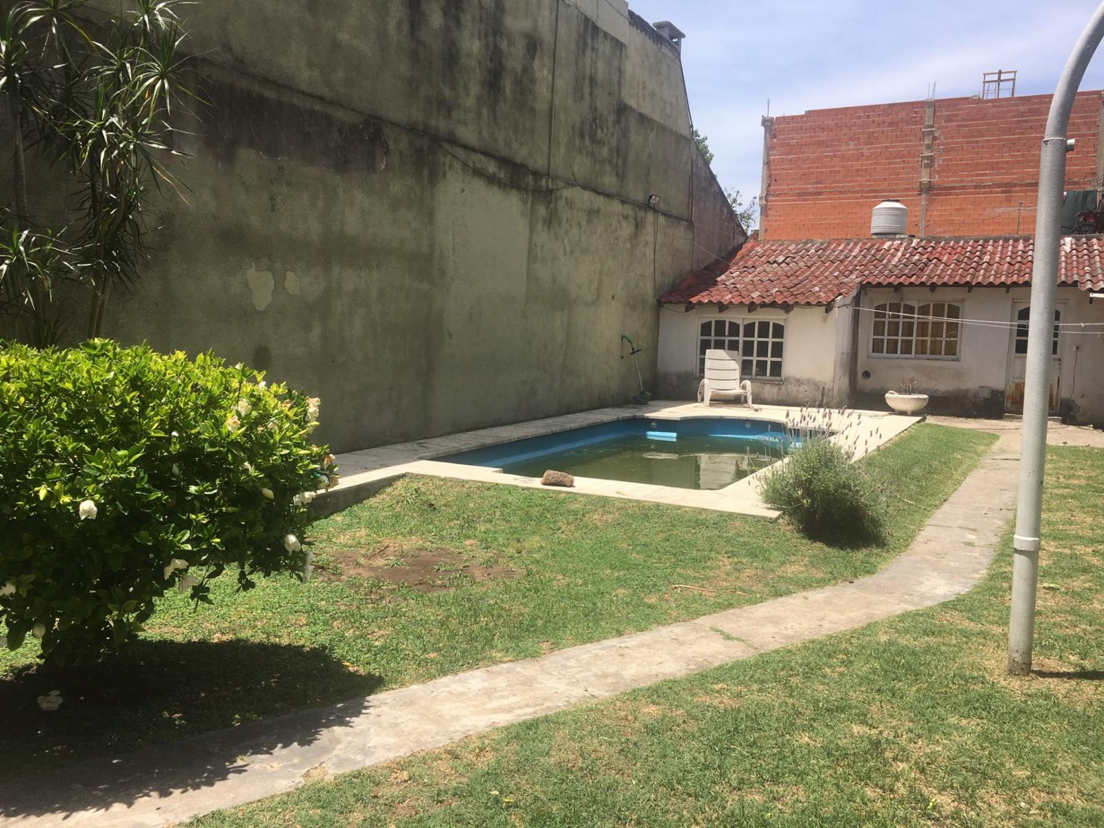 Gran casa sobre lote propio de 8.66 x 45, cochera 2 autos, pileta y quincho — foto 15