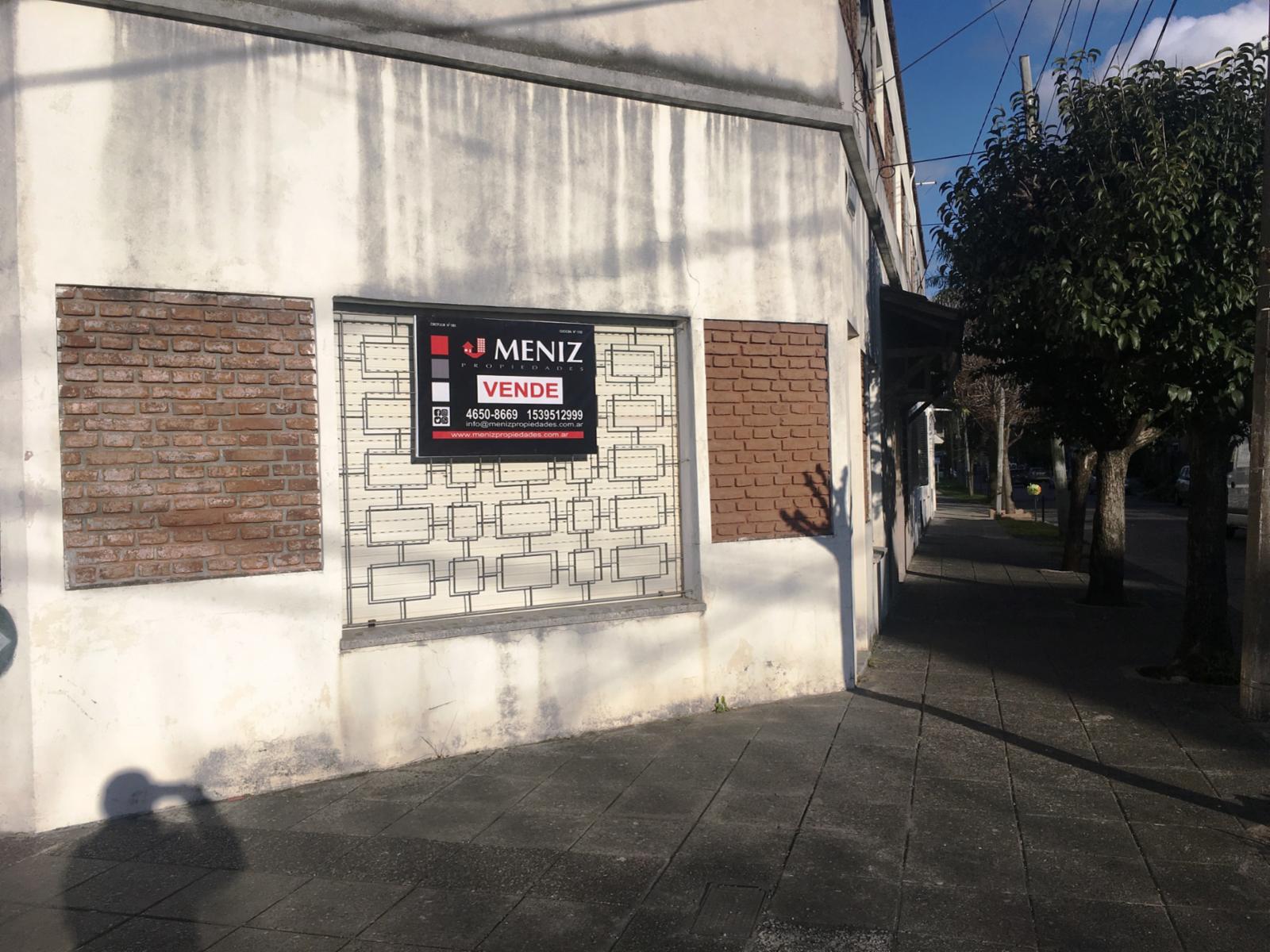PH en esquina, tipo casa, 3 ambientes sin expensas Living, dormitorio con placard, cocina comedor, escritorio baño completo patio lavadero