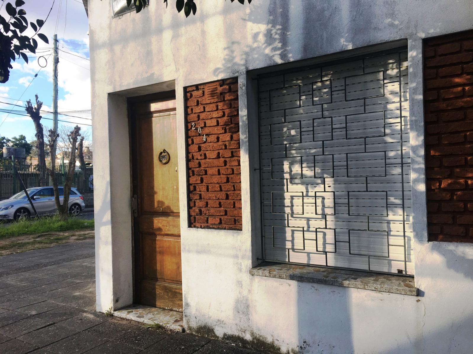 PH en esquina, tipo casa, 3 ambientes sin expensas Living, dormitorio con placard, cocina comedor, escritorio baño completo patio lavadero — foto 3
