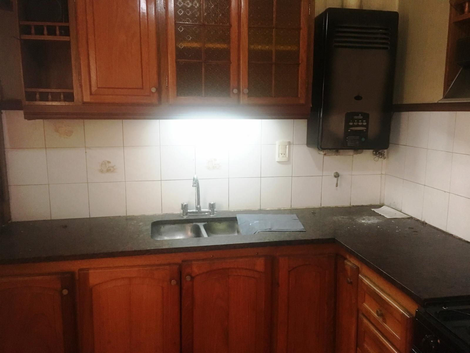 PH en esquina, tipo casa, 3 ambientes sin expensas Living, dormitorio con placard, cocina comedor, escritorio baño completo patio lavadero — foto 7