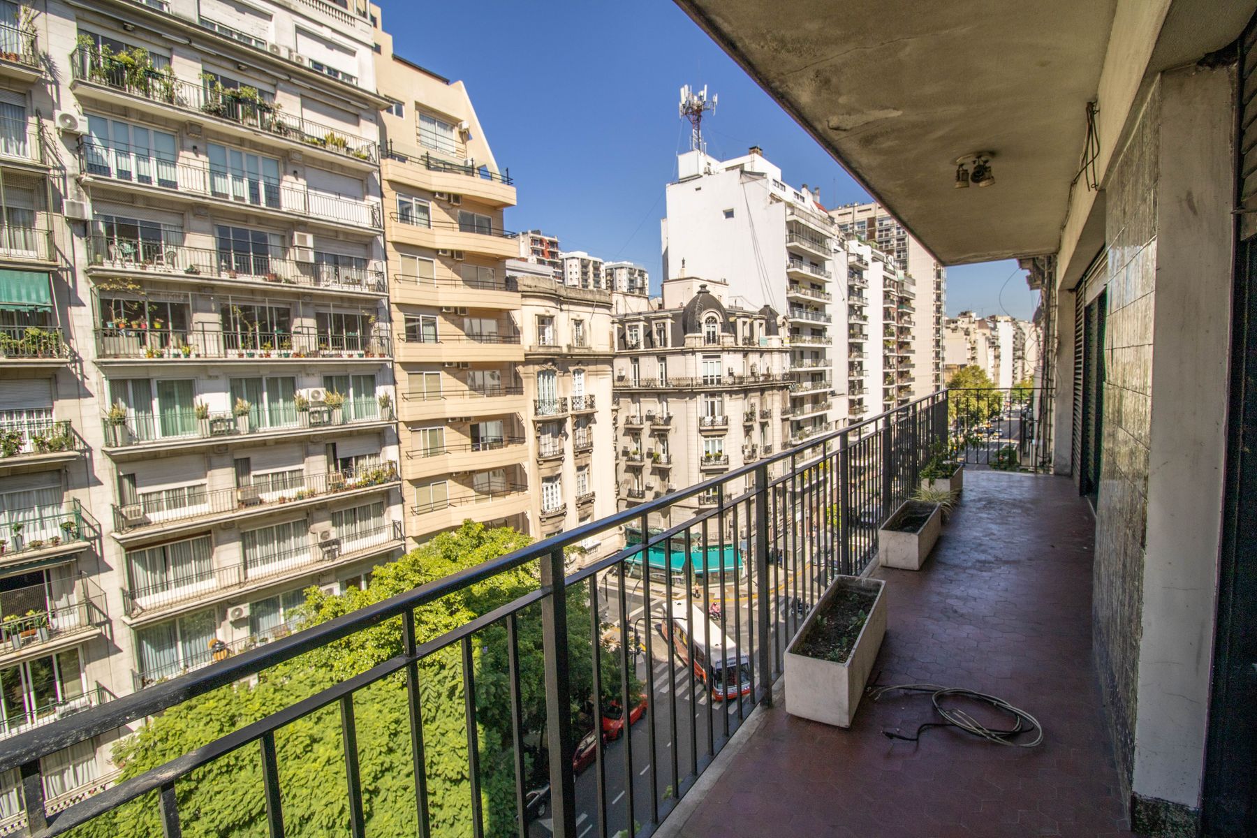 BAJÓ DE PRECIO Departamento Semipiso 4 Ambientes con Balcón corrido y Dependencia - Luminoso - 127m² - Apto profesional - Retiro - 5