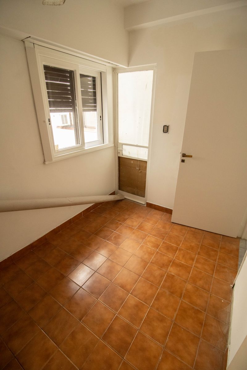 BAJÓ DE PRECIO Departamento Semipiso 4 Ambientes con Balcón corrido y Dependencia - Luminoso - 127m² - Apto profesional - Retiro - 26