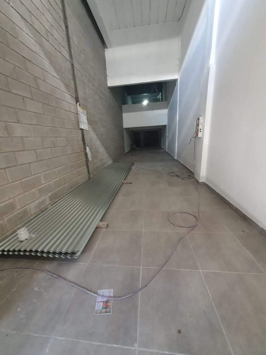 Local PB + Entrepiso + Planta alta - Zona comercial - Flores - 260m² - 5
