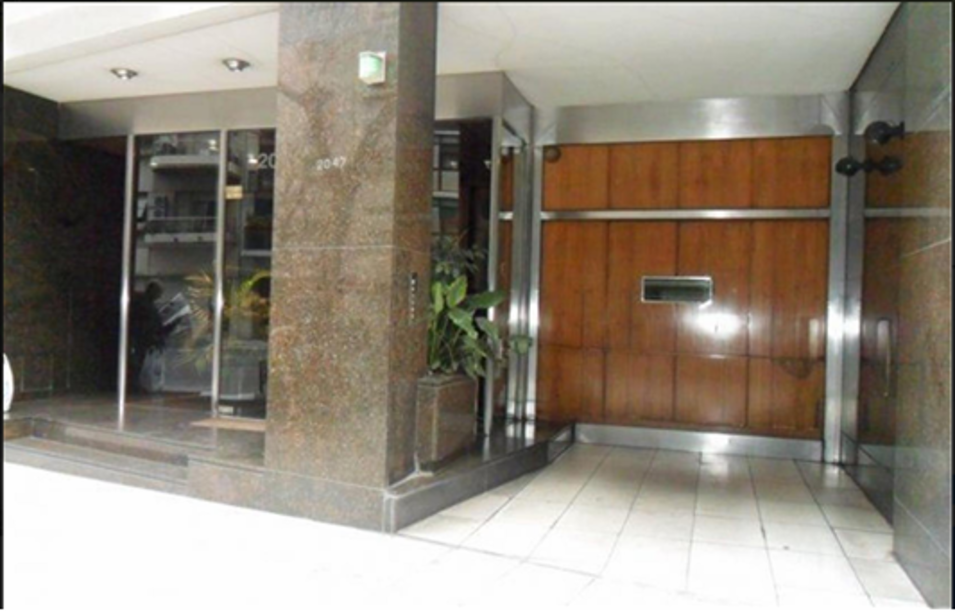 PISO DE CATEGORIA EN RECOLETA 5 AMB CON PATIO Y COCHERA .