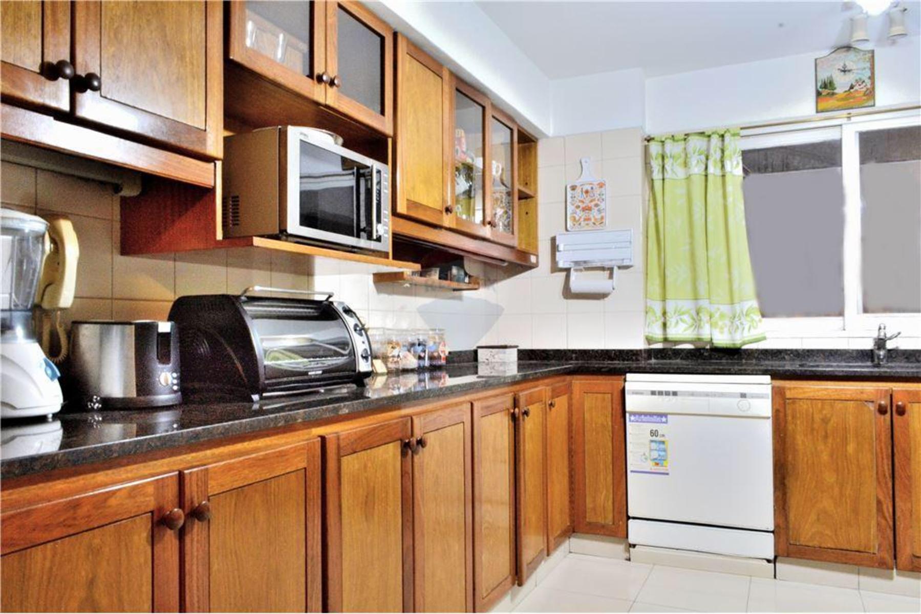 PISO DE CATEGORIA EN RECOLETA 5 AMB CON PATIO Y COCHERA . — foto 11