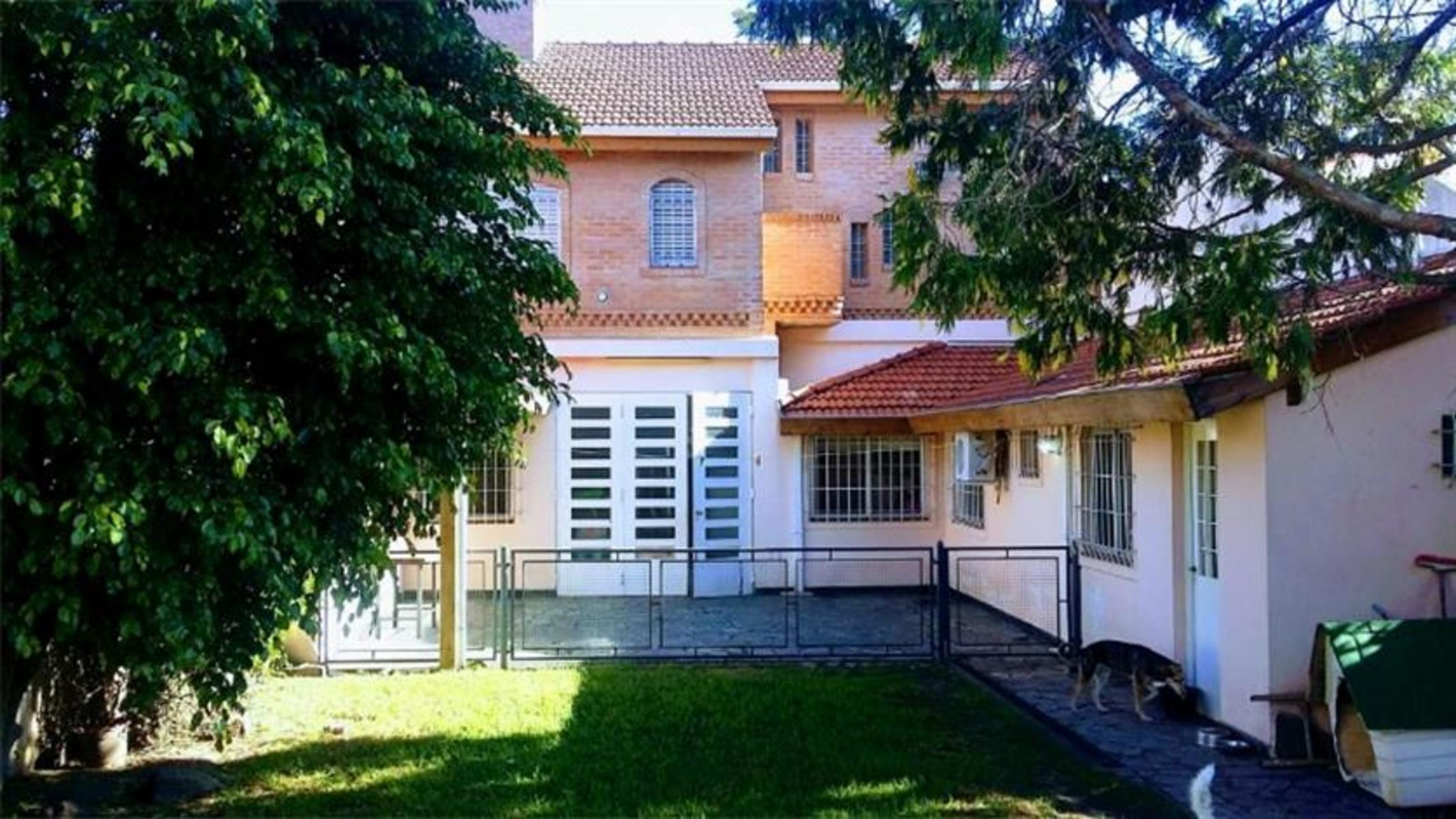 CASA EN CASTELAR, AMPLIO JARDÍN
