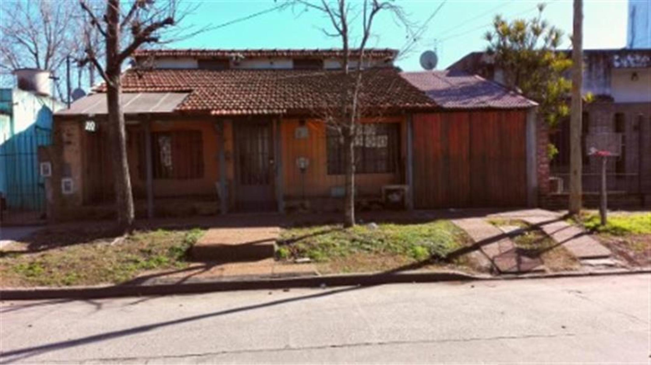 CASA EN VILLA TESEI CON PILETA S/LOTE 10X40