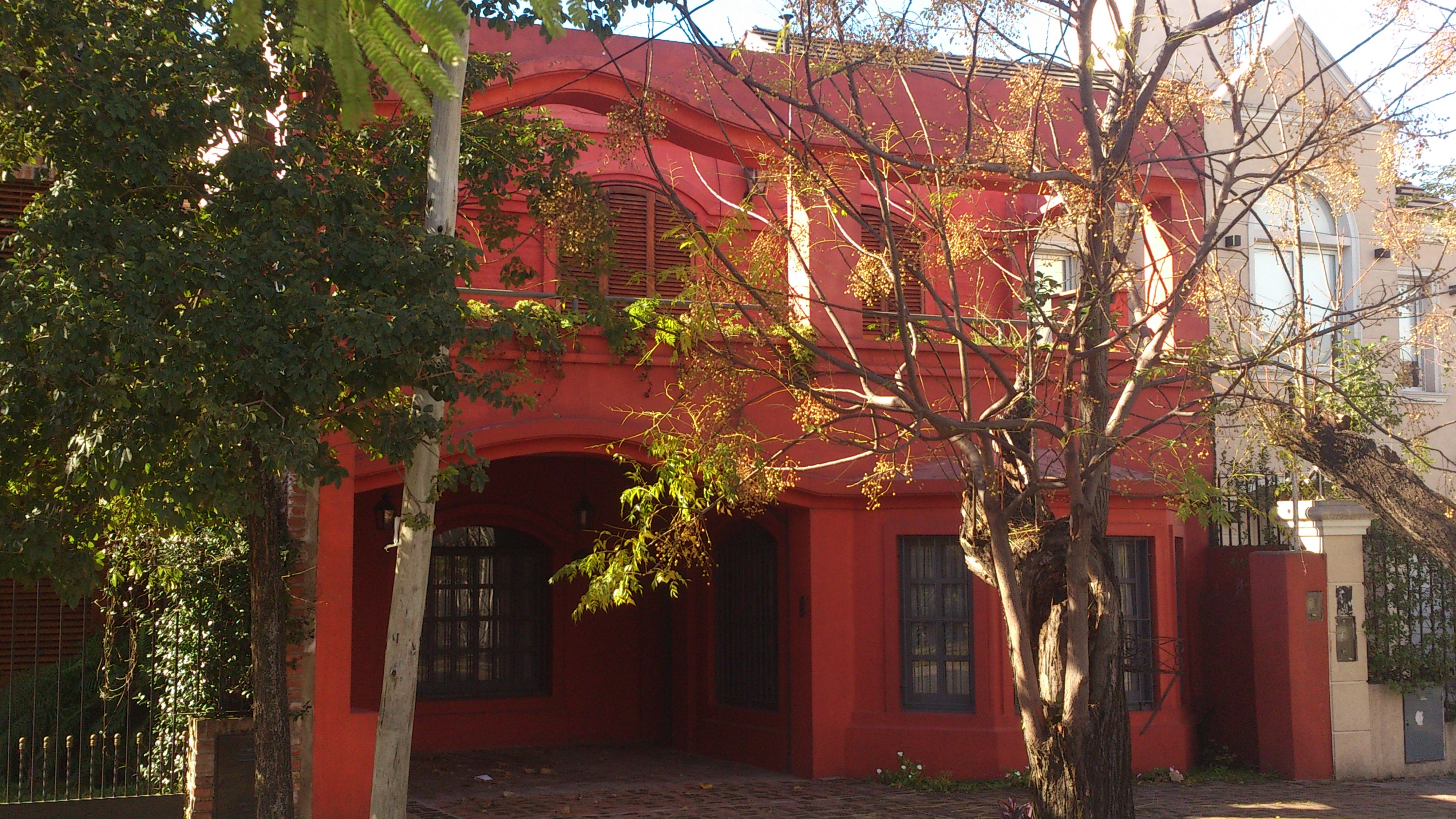Excelente casa en 2 plantas en zona Residencial.
