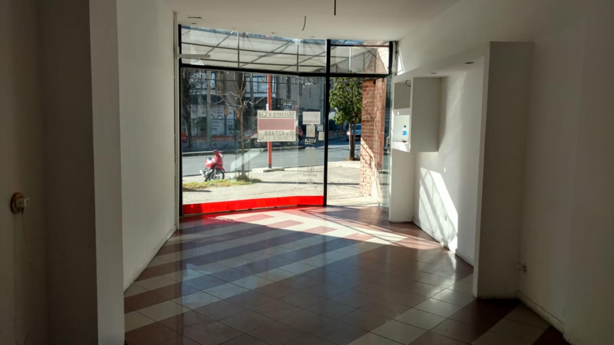 Local centrico sobre Avenida Carcano - 9