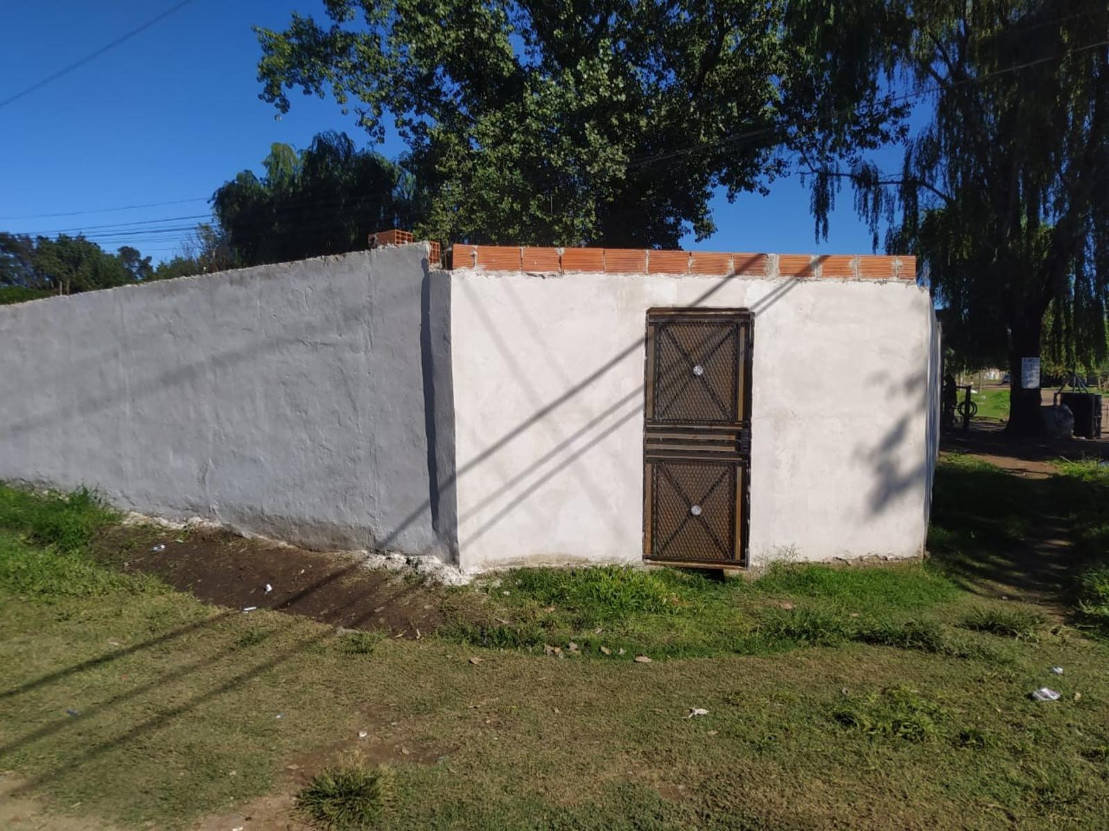 Terreno de 16x26m. con edificacion a terminar, Merlo