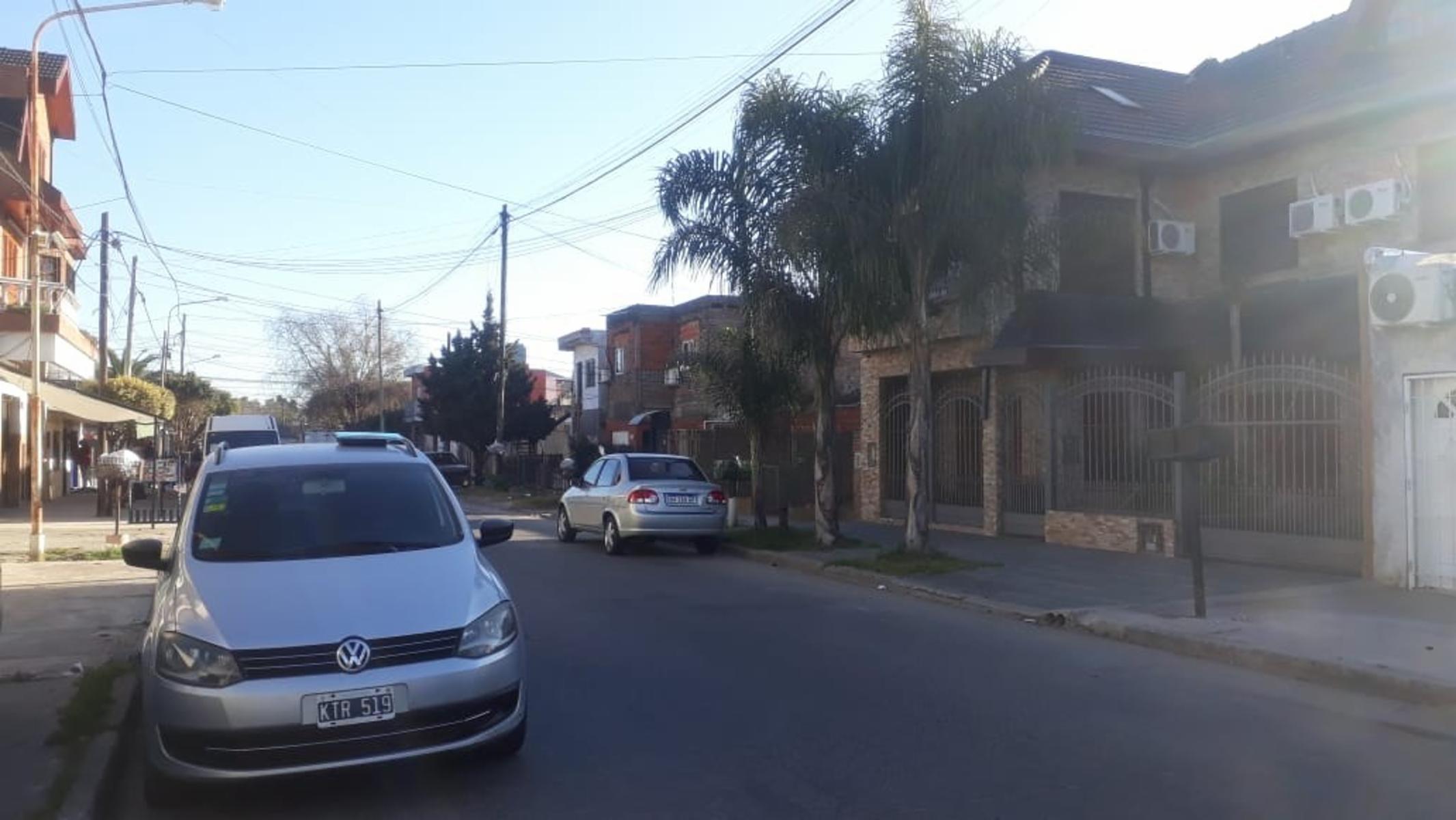 Dos casas y Local en Villa Luzuriaga — foto 3
