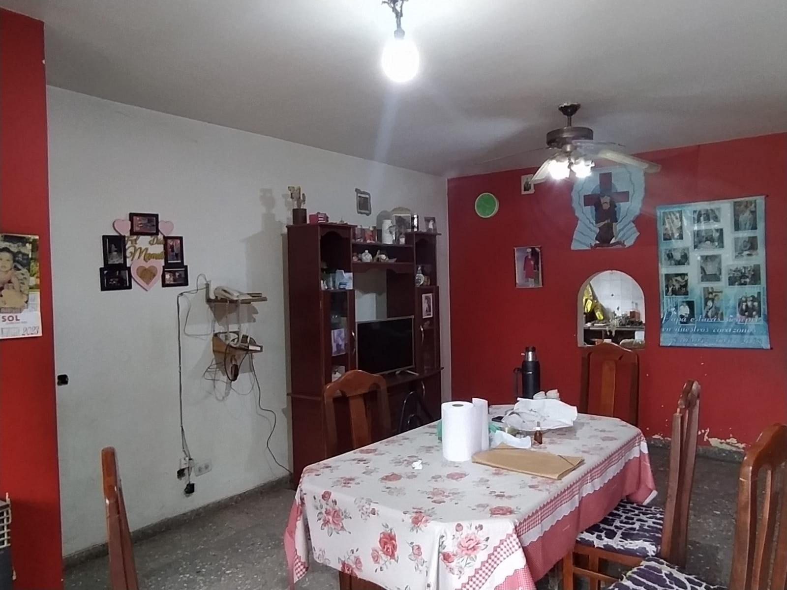 En venta Casa + 2 Deptos. en Merlo