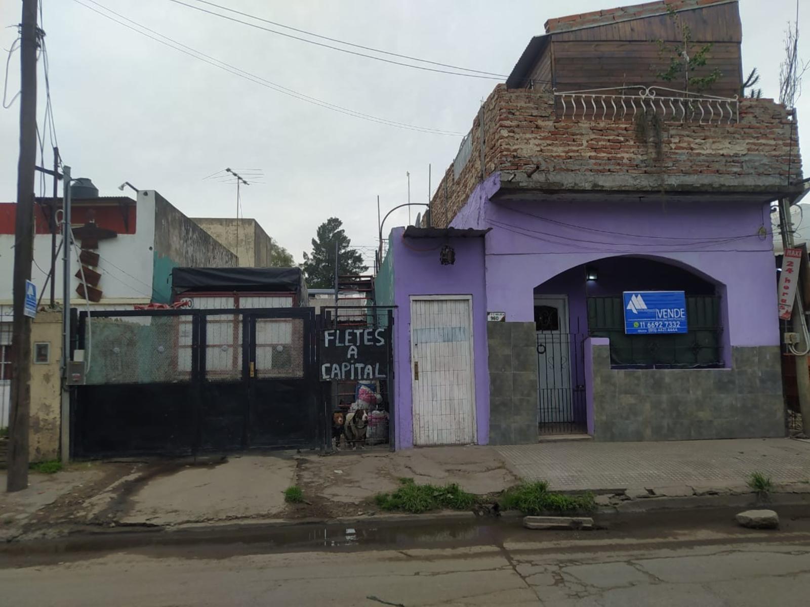 En venta Casa de 3 ambientes + 2 Deptos. En Merlo